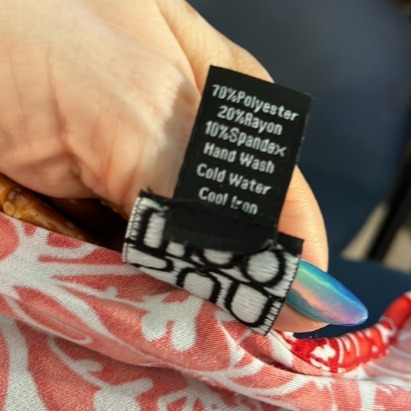 Clara Sun Woo Tunic Top Shark Bite Hem 3/4 Sleeves Red Floral Size Small - Picture 7 of 7